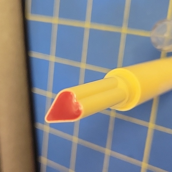 Beauty Treats Pinkish Red Heart Shaped Push Up Lipstick New - Picture 2 of 3